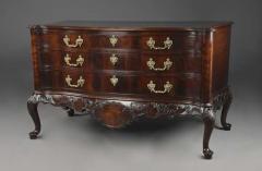 Thomas Chippendale Superb quality late 19thc serpentine commode in the Chippendale style - 4755847