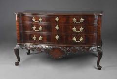 Thomas Chippendale Superb quality late 19thc serpentine commode in the Chippendale style - 4755848