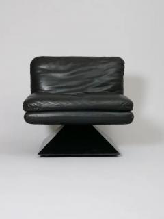 Tobia Scarpa Set of three Space Age leather lounge chairs on acrylic base Italy c1970 - 3637763