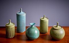 Tom McMillin Tom McMillin Ceramic Vessels with lid and Vase in green USA 1960s - 3223188