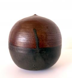 Toshiko Takaezu Ceramic Closed Form Moon Pot by Toshiko Takaezu - 4587275