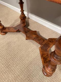 Turned Walnut Center Table Late 17th Century - 2550042