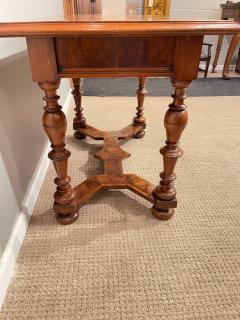 Turned Walnut Center Table Late 17th Century - 2550063