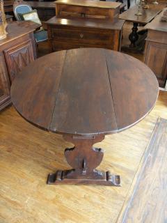 Tuscan Walnut drop leaf Center table circa 1850 - 703008