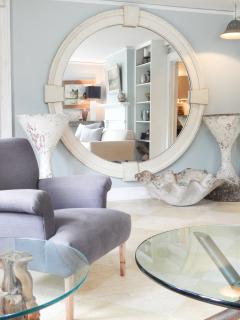 Very Large White Keystone Mirror - 2692056