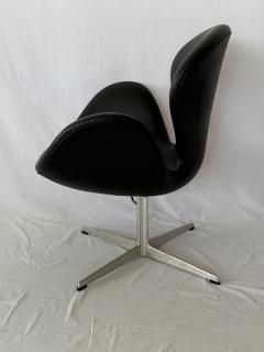 Vintage Arne Jacobsen Swan Chair  - 3887162