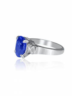 Vintage Oval Cut Natural Blue Sapphire Mounted in a Platinum Ring - 3628066