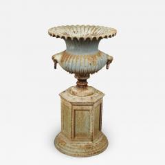 WALLACE AND LITHGOW CAST URN - 1732015