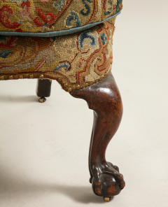 Walnut Wingchair with Original Needlepoint circa 1735 - 4749041