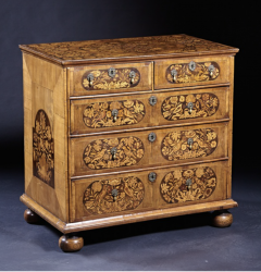 Walnut and marquetry chest of drawers on bun feet - 795324