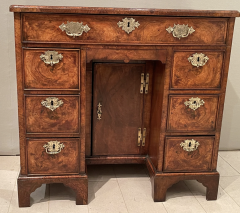 Walnut kneehole desk c 1725 - 2484872