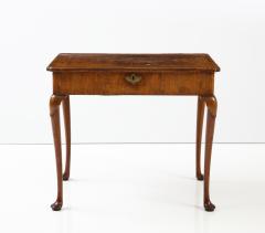 Walnut lift top dressing table circa 1730 - 2785988