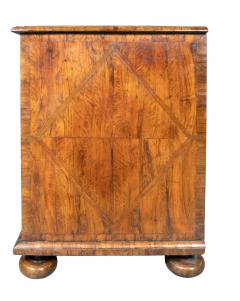 William And Mary Oyster Veneer Chest Of Drawers - 4723375