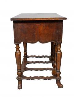 William And Mary Walnut Side Table - 4292644