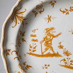 YELLOW AND WHITE FAIENCE DE MOUSTIERS SERVING PLATE WITH SHAPED RIM - 4513618
