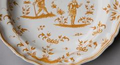 YELLOW AND WHITE FAIENCE DE MOUSTIERS SERVING PLATE WITH SHAPED RIM - 4513619