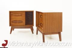 Young Manufacturing Mid Century Walnut Nightstands A Pair - 2575448