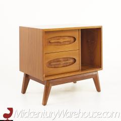 Young Manufacturing Mid Century Walnut Nightstands A Pair - 2575452