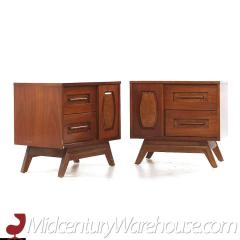 Young Manufacturing Mid Century Walnut and Burlwood Nightstands Pair - 3689277