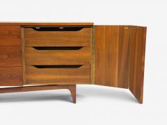 Young Manufacturing Standard Dreser Walnut USA 1960s - 4621975