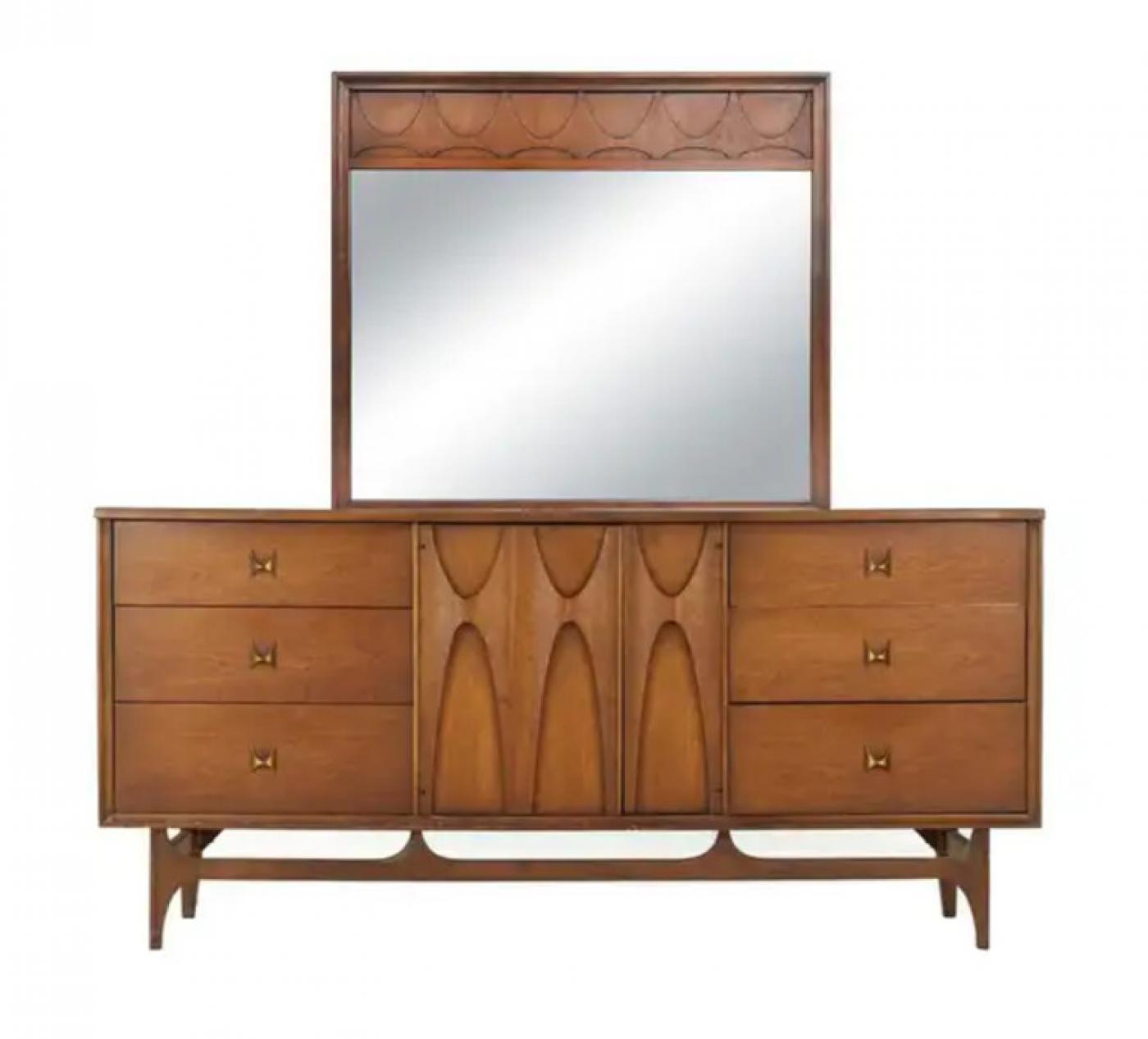 Broyhill 9 Drawer Dresser with Mirror: Elegant Storage & Vanity Solution for Your Bedroom