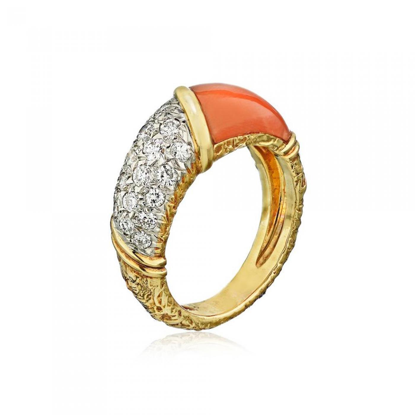 VAN CLEEF & ARPELS Cocktail ring in yellow gold, coral and pearls