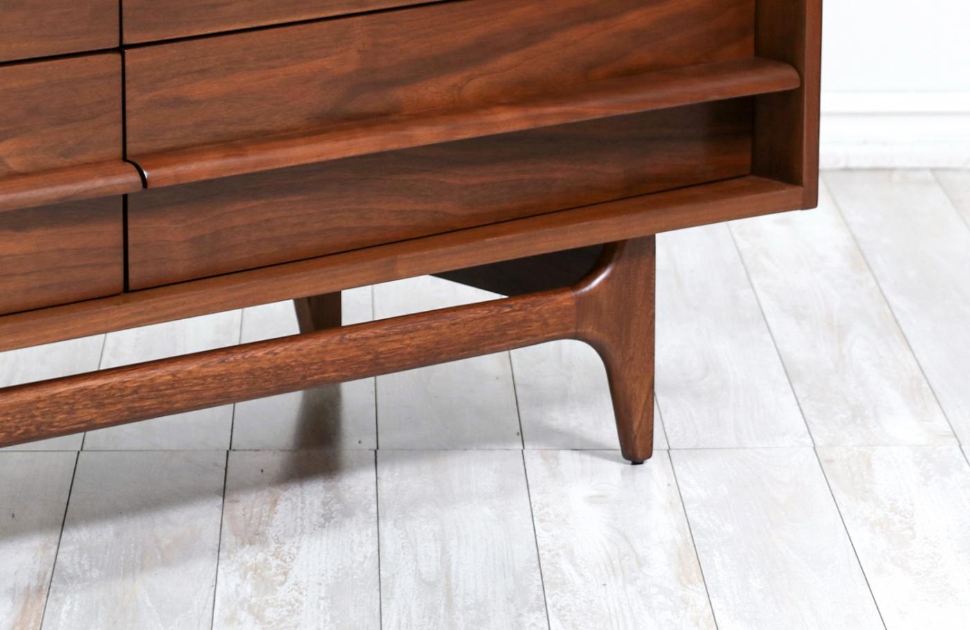 Young Manufacturing Company MidCentury Modern CurvedFront Dresser