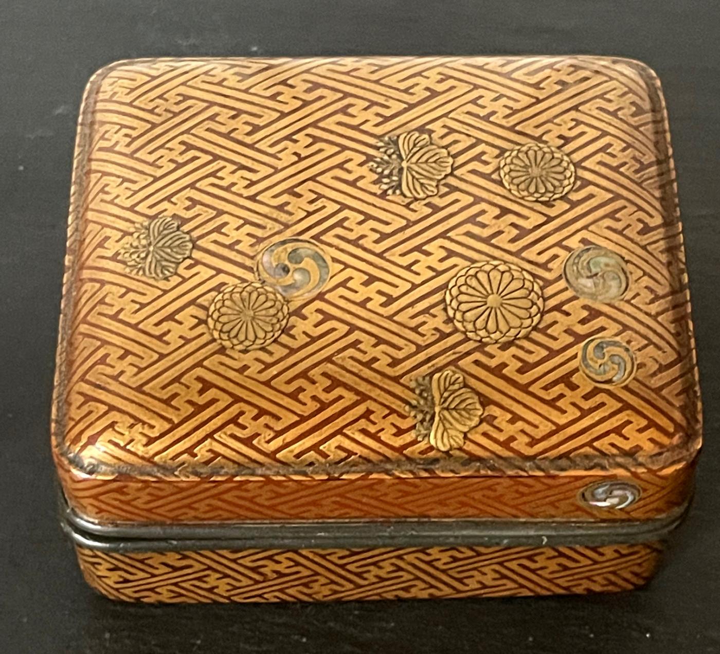 Antique Japanese Lacquered Incense Box Kobako with MOP Inlays