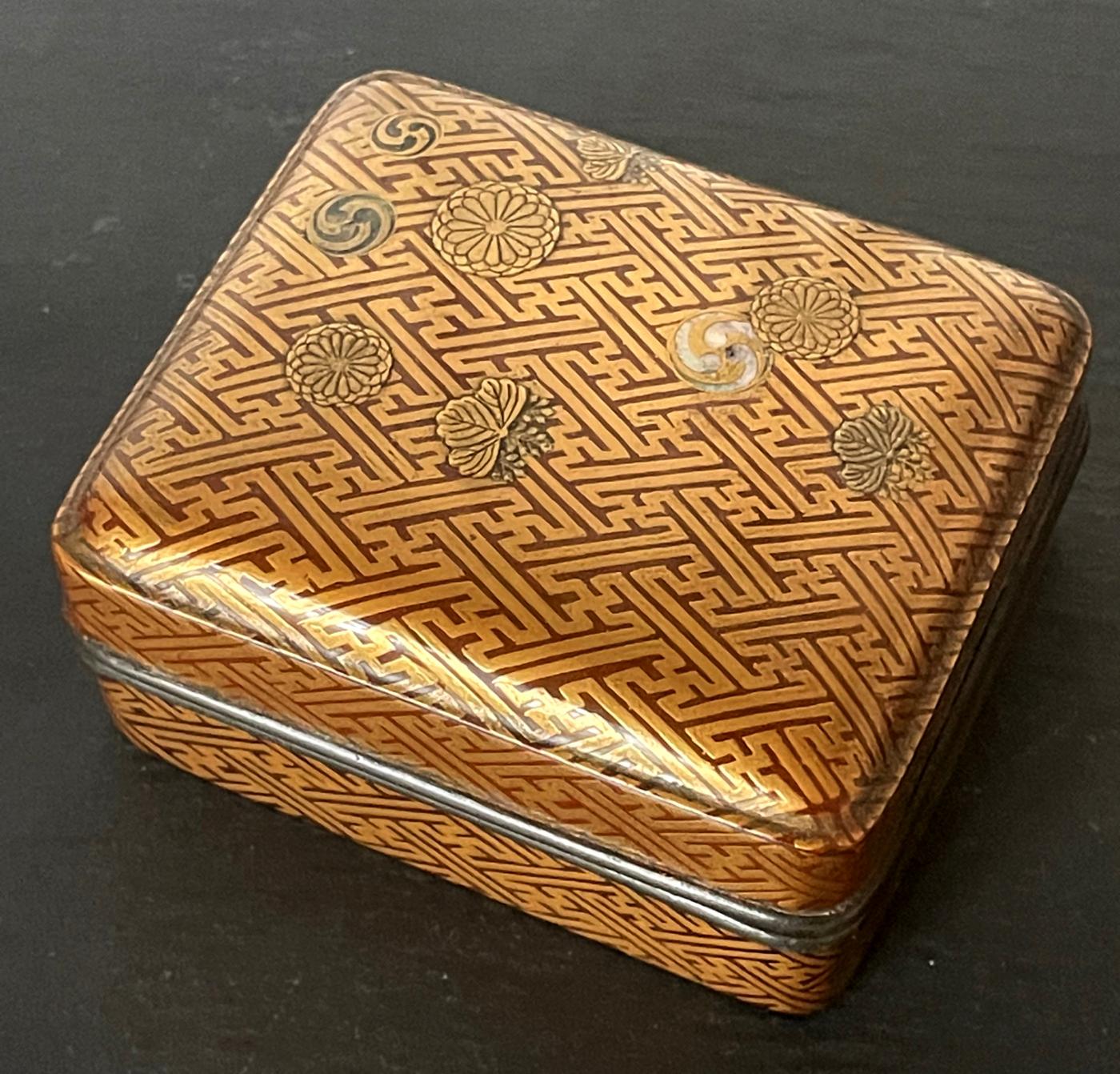 Antique Japanese Lacquered Incense Box Kobako with MOP Inlays