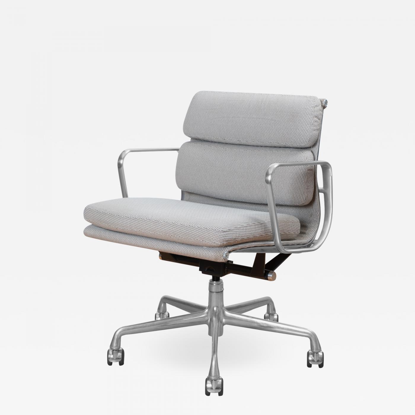 Eames® Soft Pad Management Chair - Eames Office