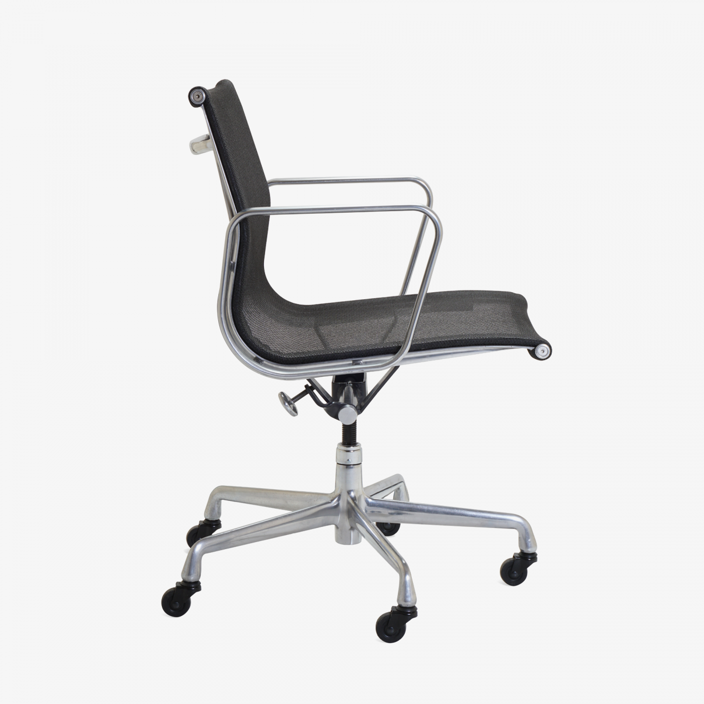 Charles & Ray Eames - Aluminum Group Management Chair By Charles & Ray ...