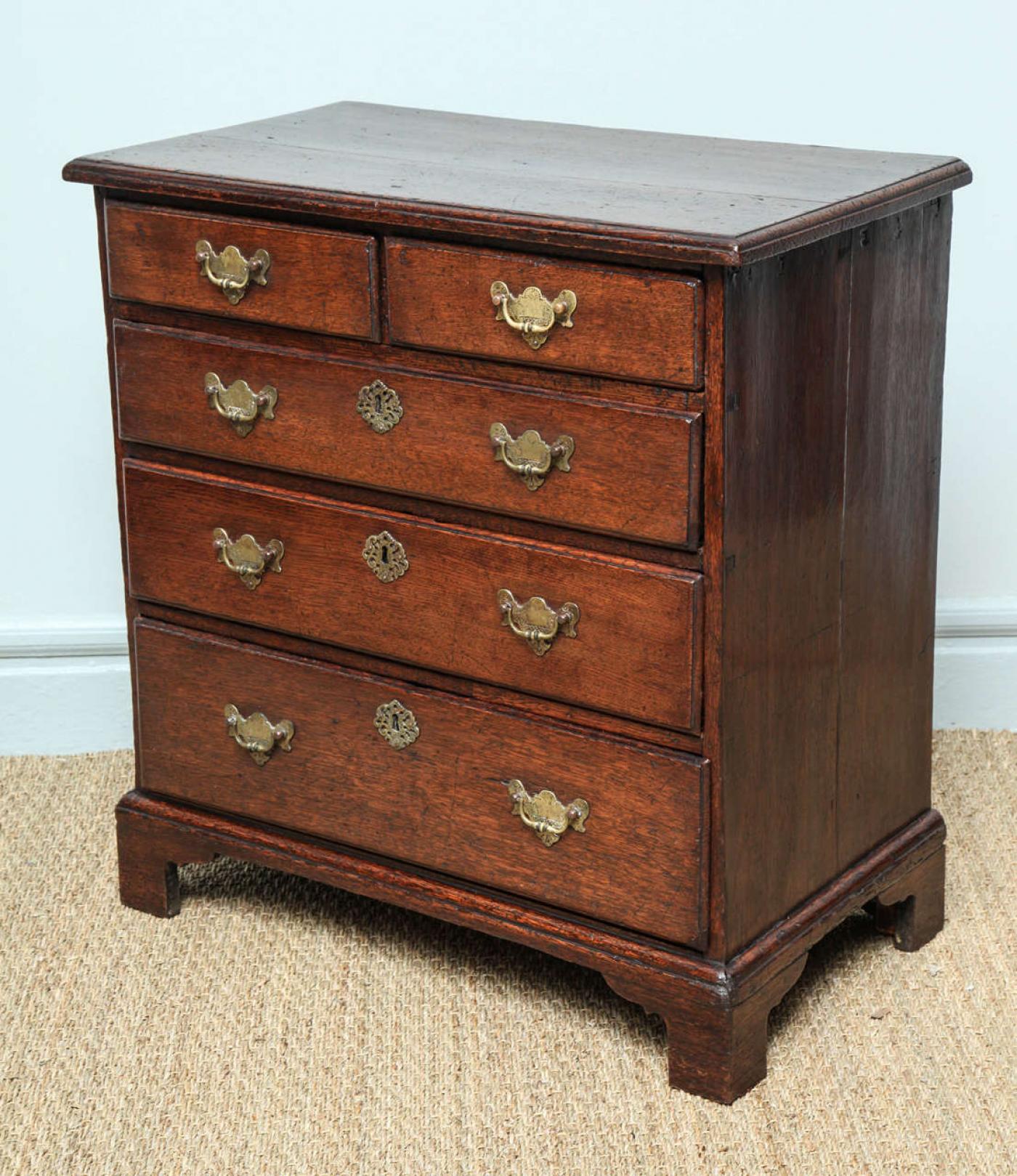 Fine I Oak Bachelor’s Chest