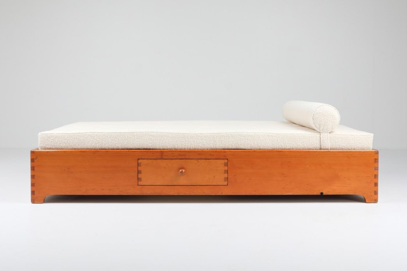 French Elm Daybed in Boucle Wool - 1960s