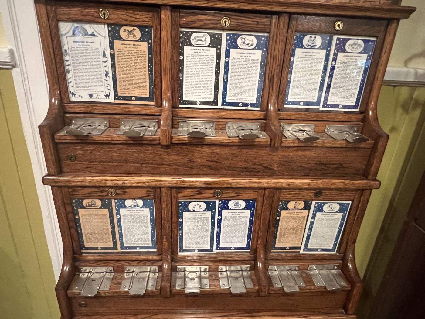 ILLUMINATED CHARMING MYSTERIOUS 1920'S 1 CENT ASTROLOGY MACHINE WITH WIZARD