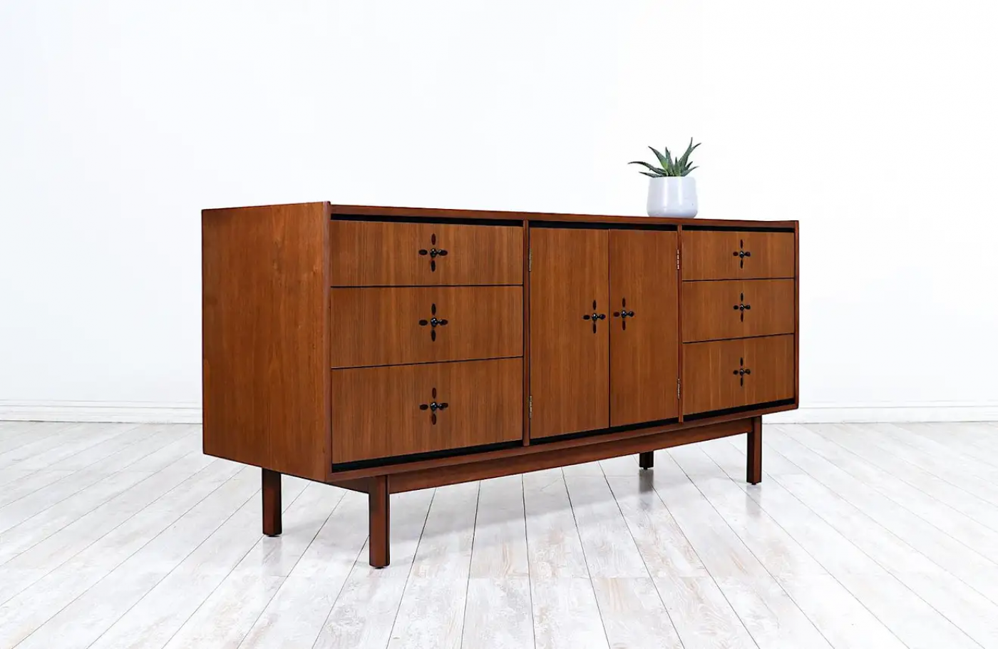 Kroehler Mfg. Co. MidCentury Modern Walnut Dresser by Kroehler Furniture
