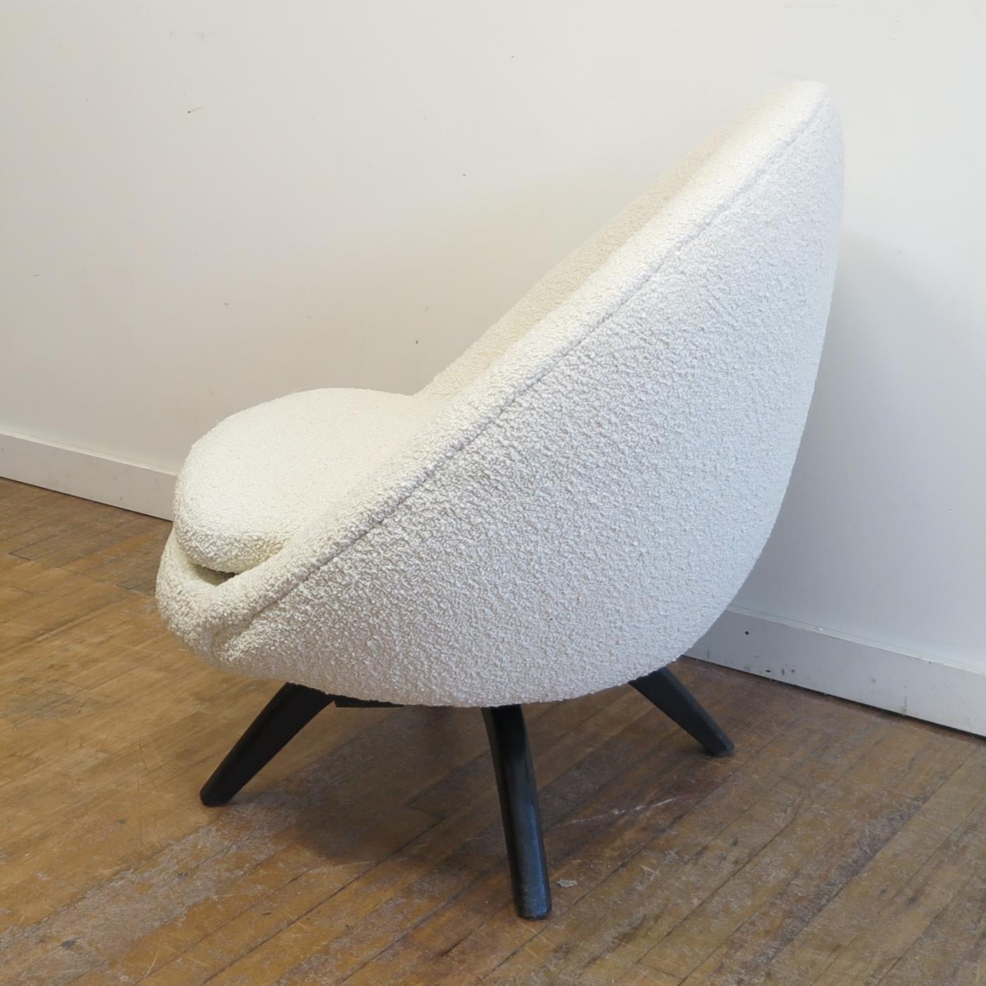 Mid Century Modern Pod Egg Swivel Chair