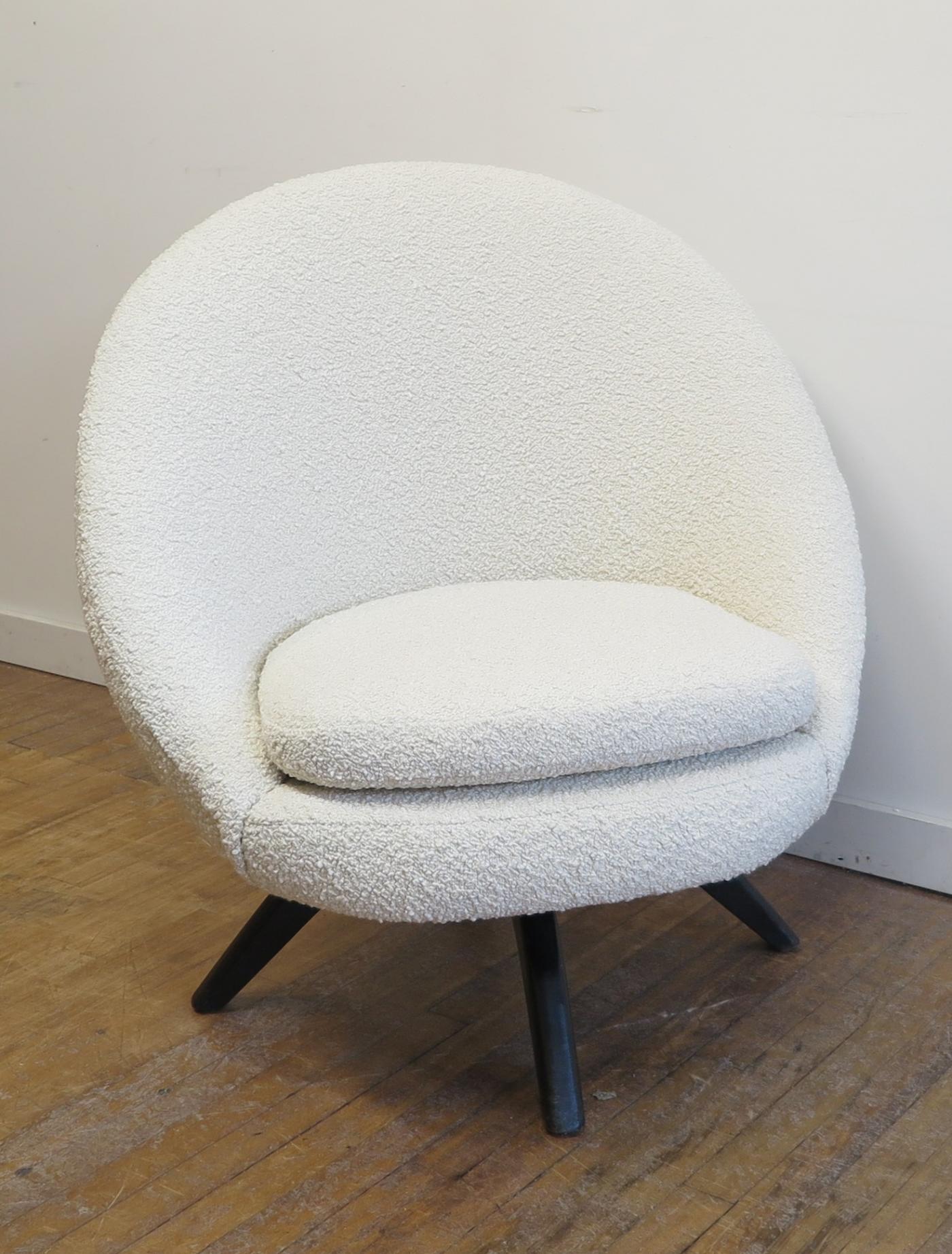 Mid Century Modern Pod Egg Swivel Chair
