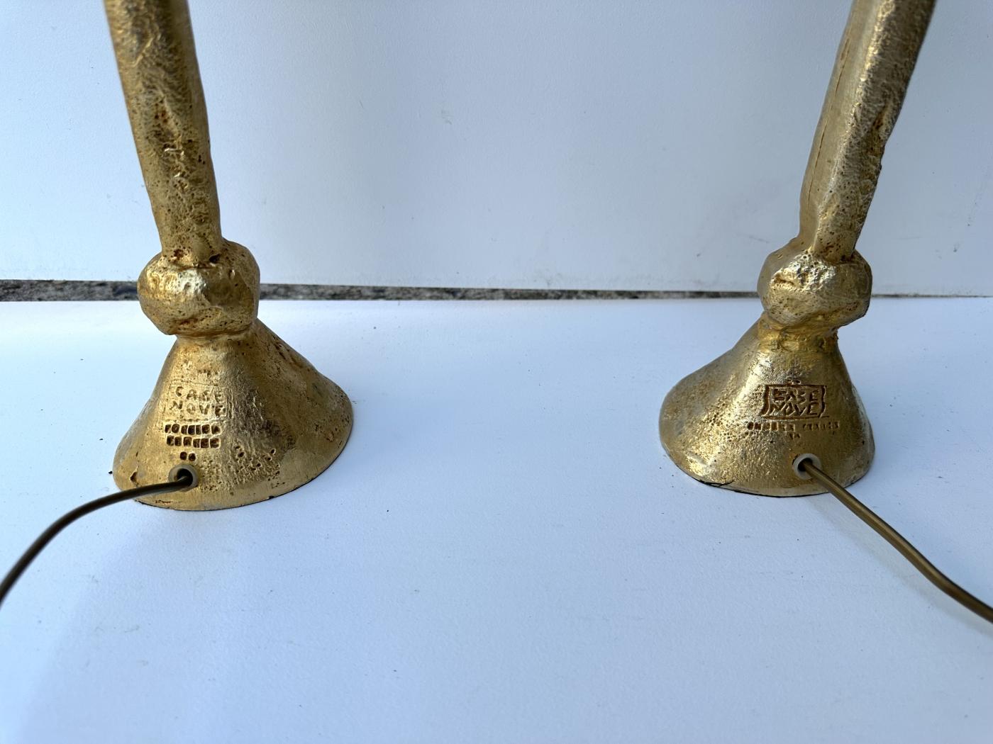 Paire de lampes Oiseaux et Coeur en métal doré par Pierre Casenove pour