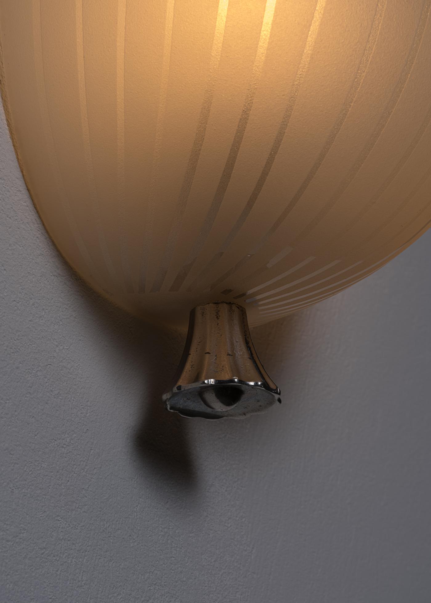 Elegant single Art Deco wall lamp with striped glass